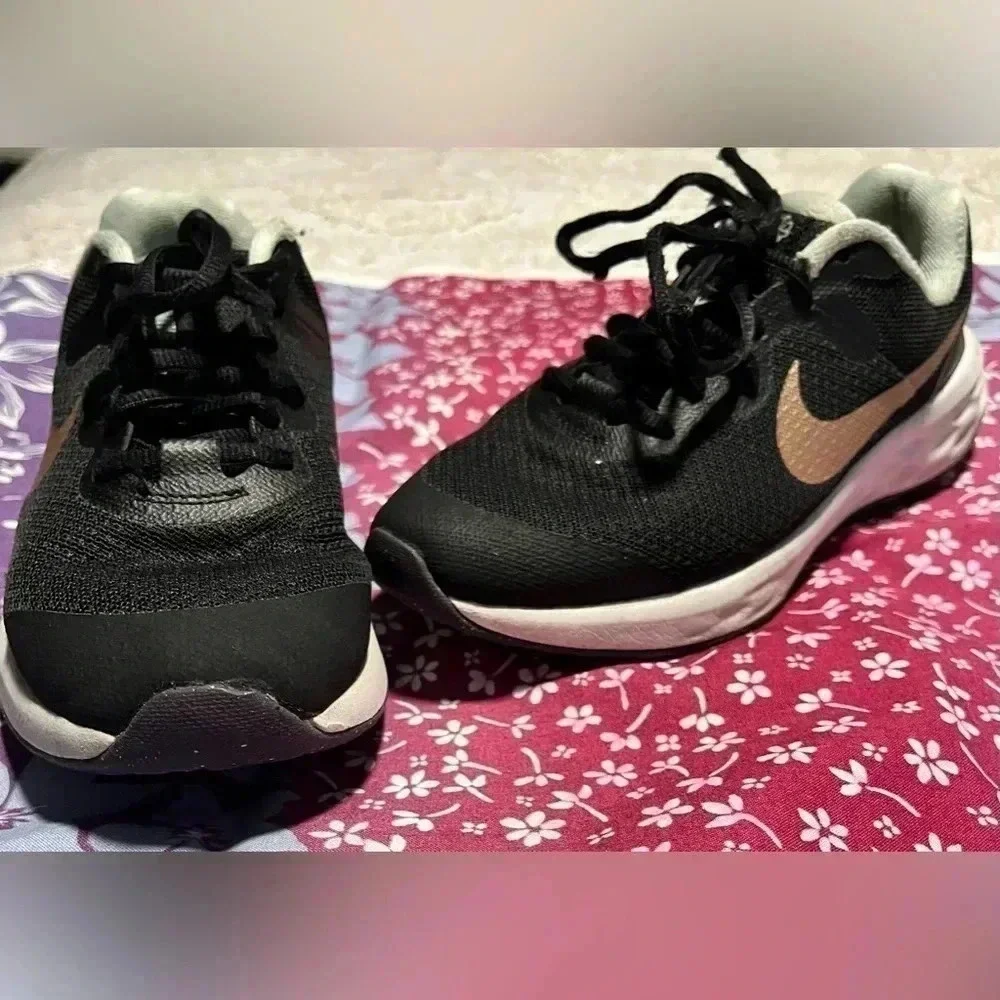 Nike revolution size 4 youth sneakers